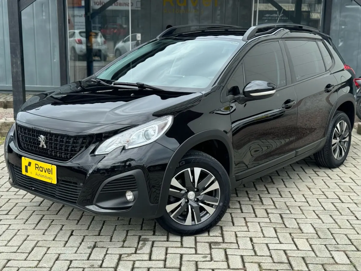 Peugeot 2008 2022 preto no pátio da Ravel