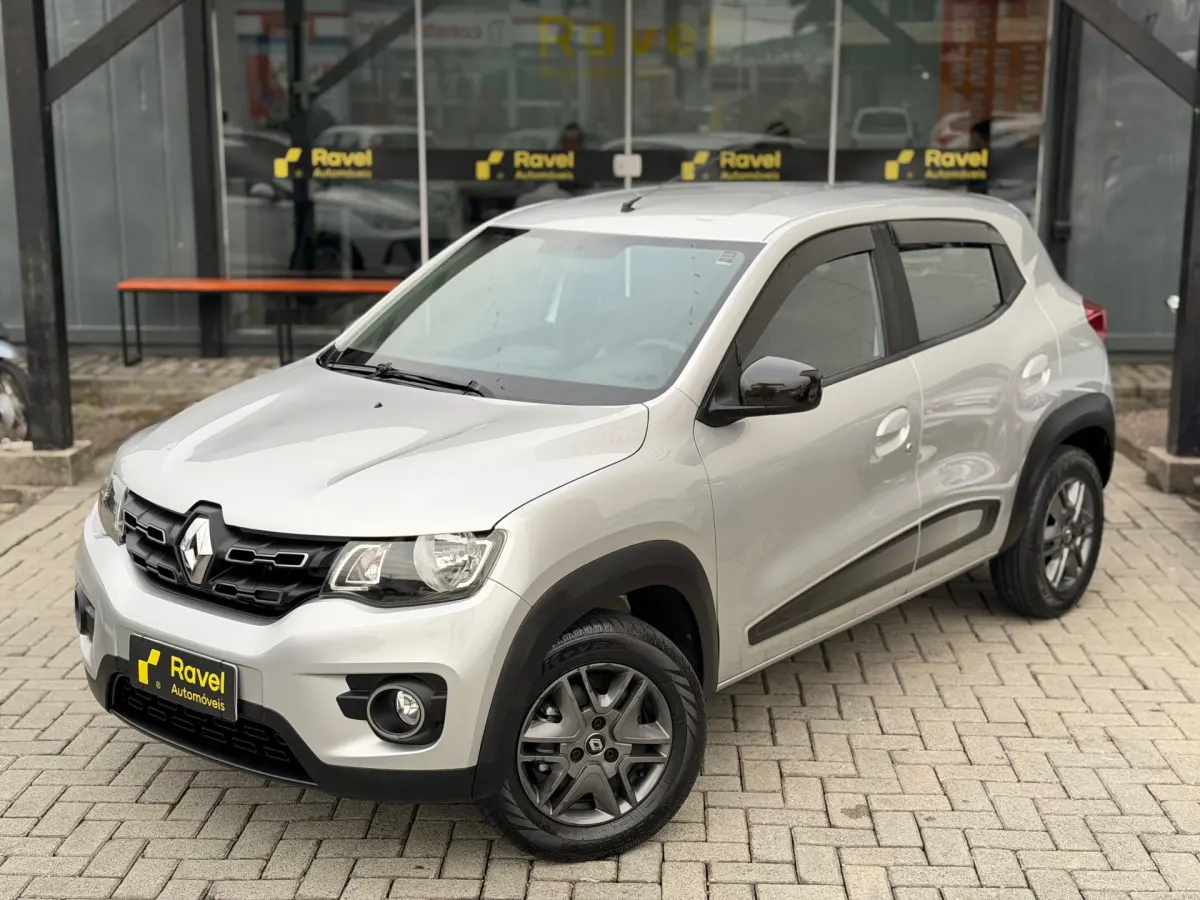 Renault Kwid 2020 prata no pátio da Ravel