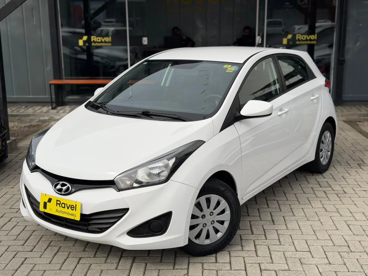 Hyundai HB20 2015 branco no pátio da Ravel