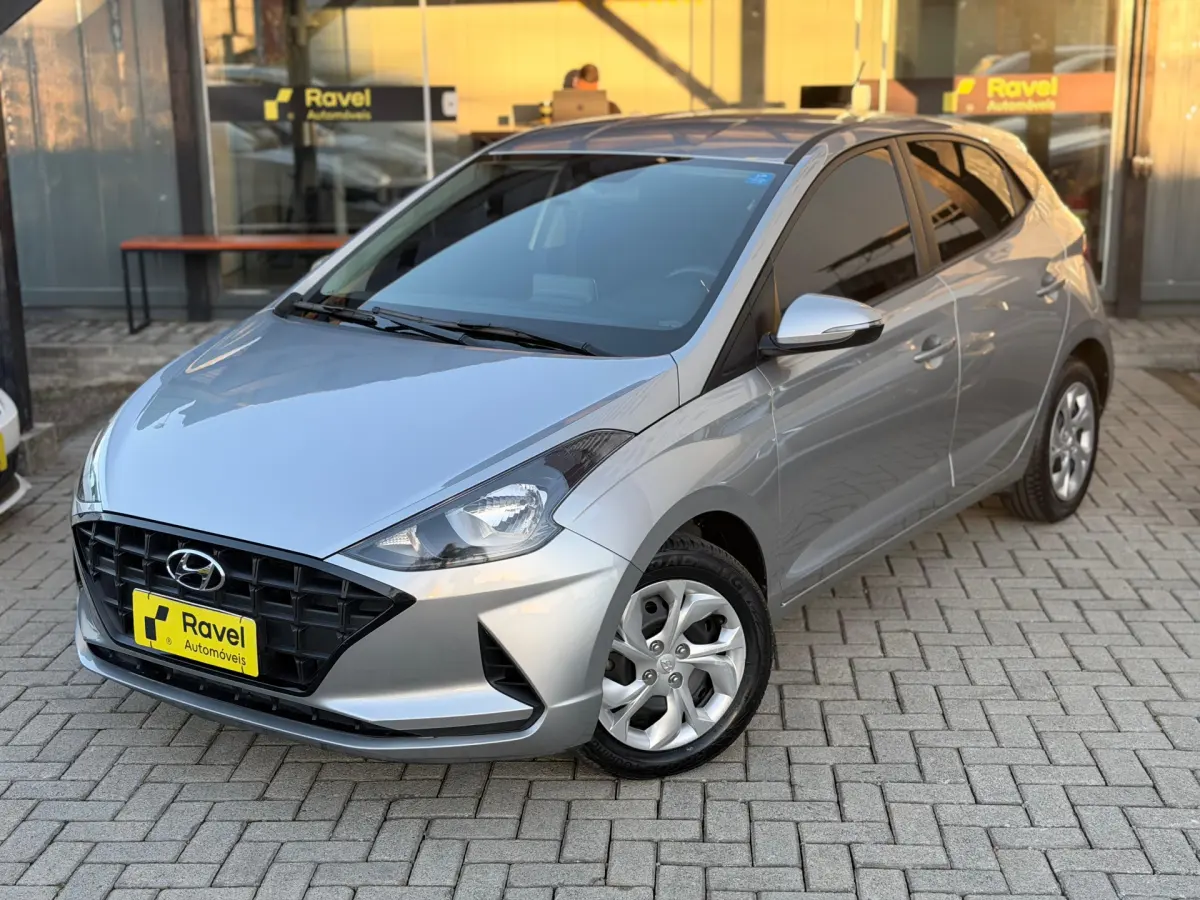 Hyundai HB20 2022 prata no pátio da Ravel