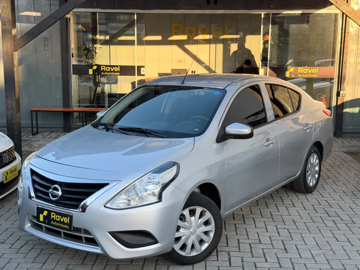 Nissan Versa 2018 prata no pátio da Ravel