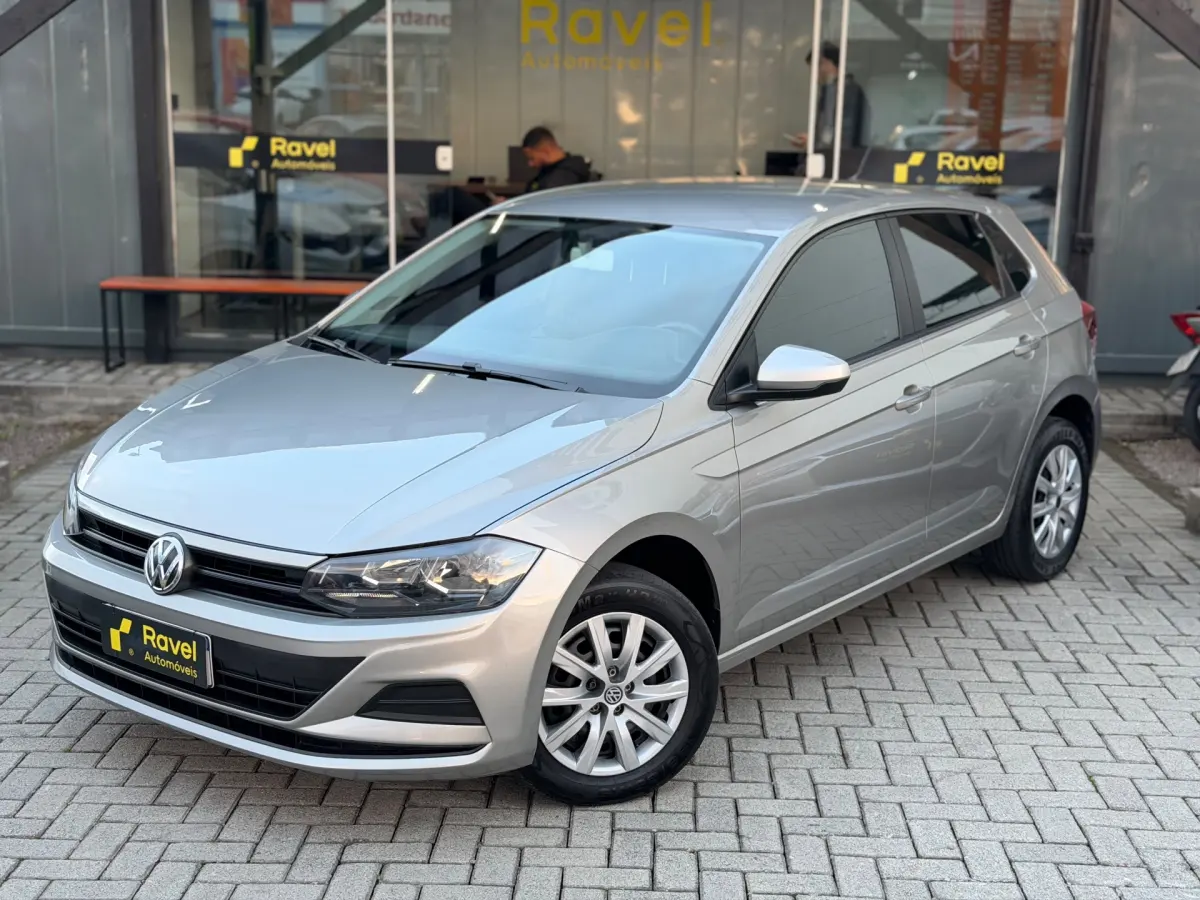 Volkswagen Polo 2020 prata no pátio da Ravel