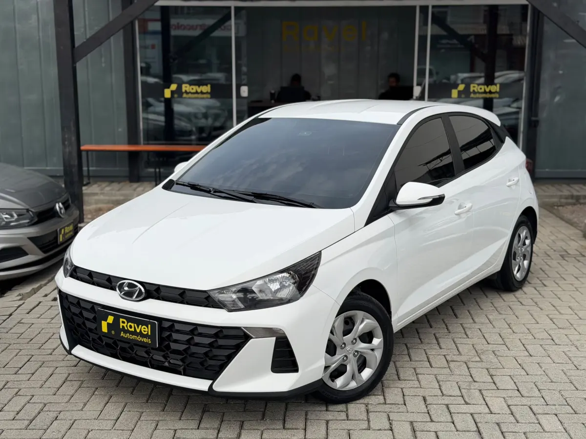 Hyundai HB20 2025 branco no pátio da Ravel