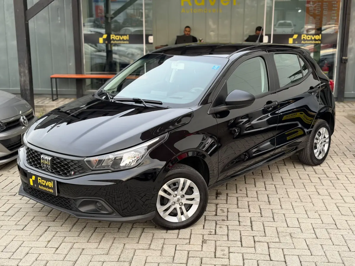 Fiat Argo 2023 preto no pátio da Ravel