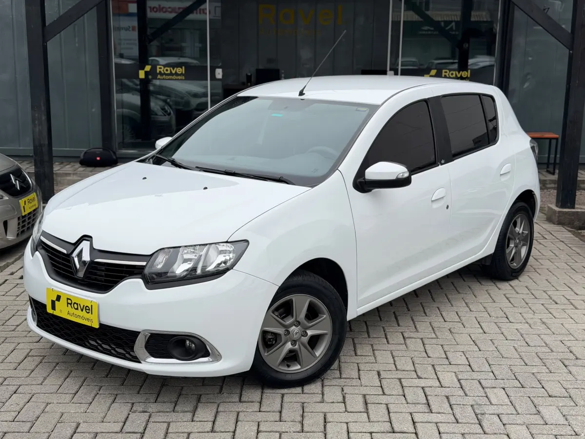 Renault Sandero 2019 branco no pátio da Ravel