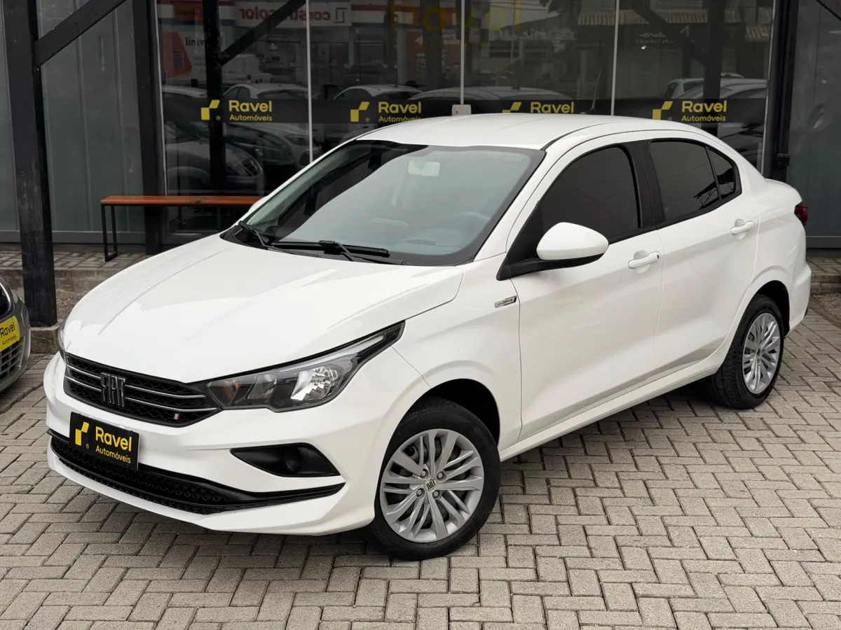 Fiat Cronos 2024 branco no pátio da Ravel