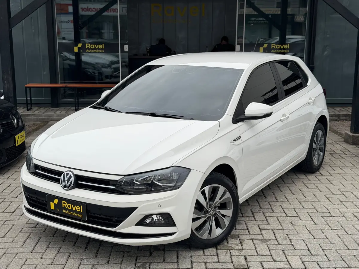 Volkswagen Polo 2020 branco no pátio da Ravel