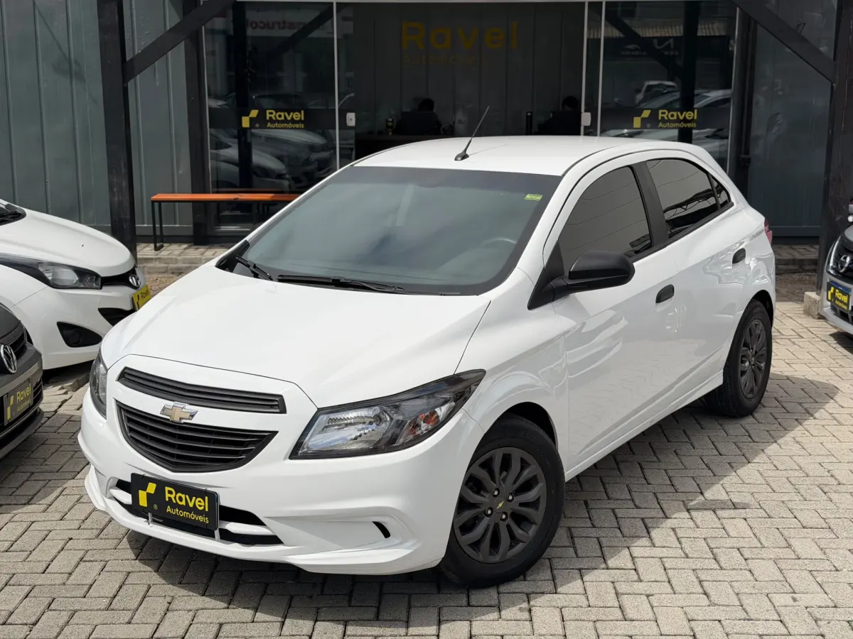 Chevrolet Onix 2019 branco no pátio da Ravel