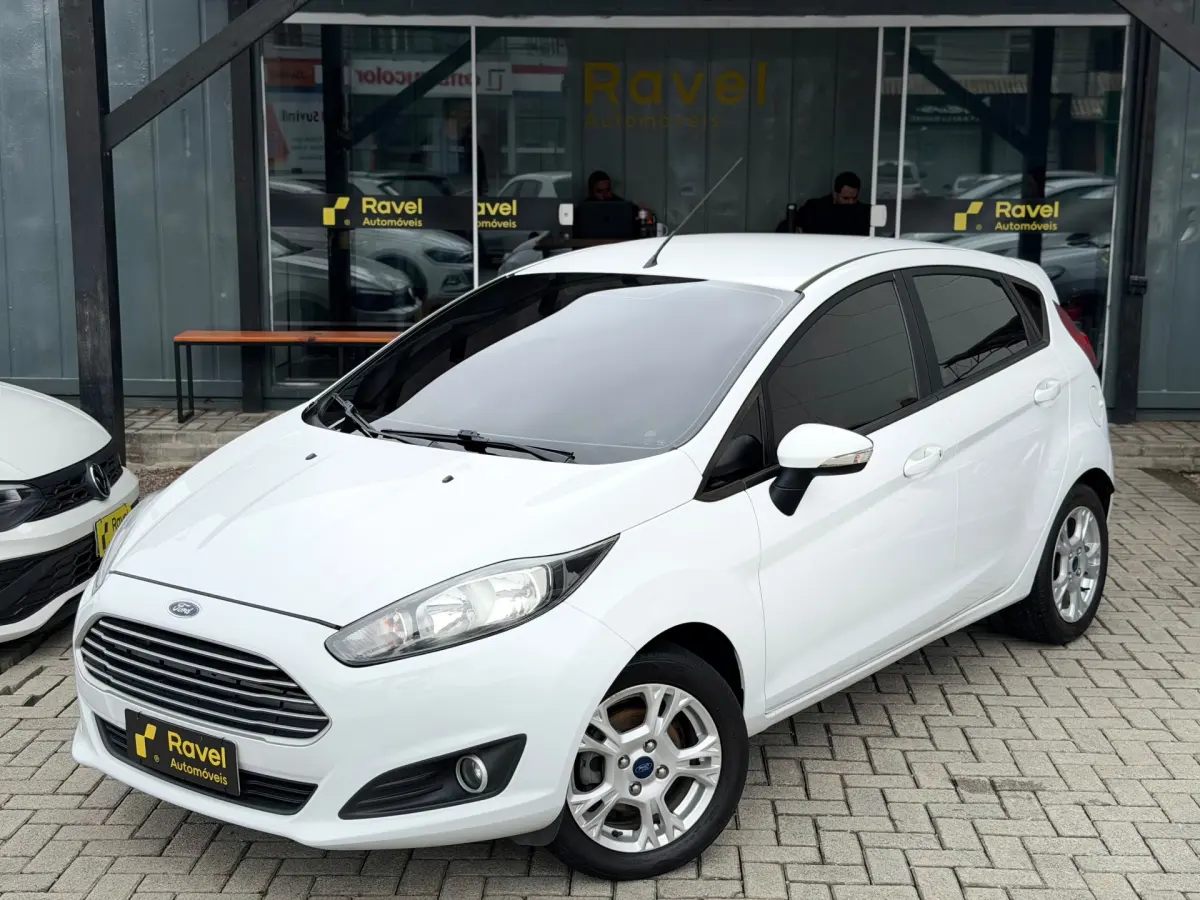 Ford Fiesta 2017 branco no pátio da Ravel