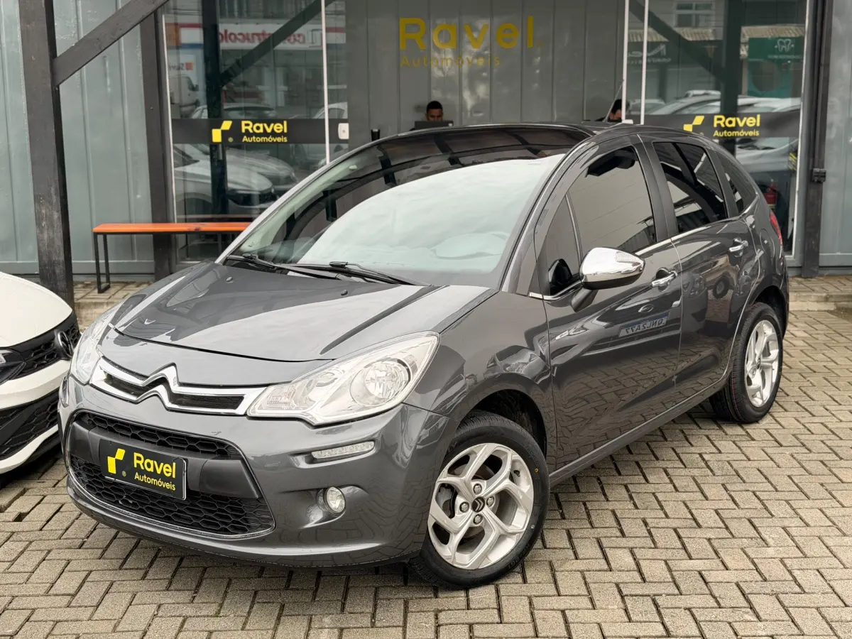 Citroën C3 2016 cinza no pátio da Ravel