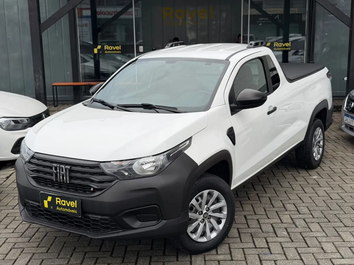 Fiat Strada 2023 branco no pátio da Ravel