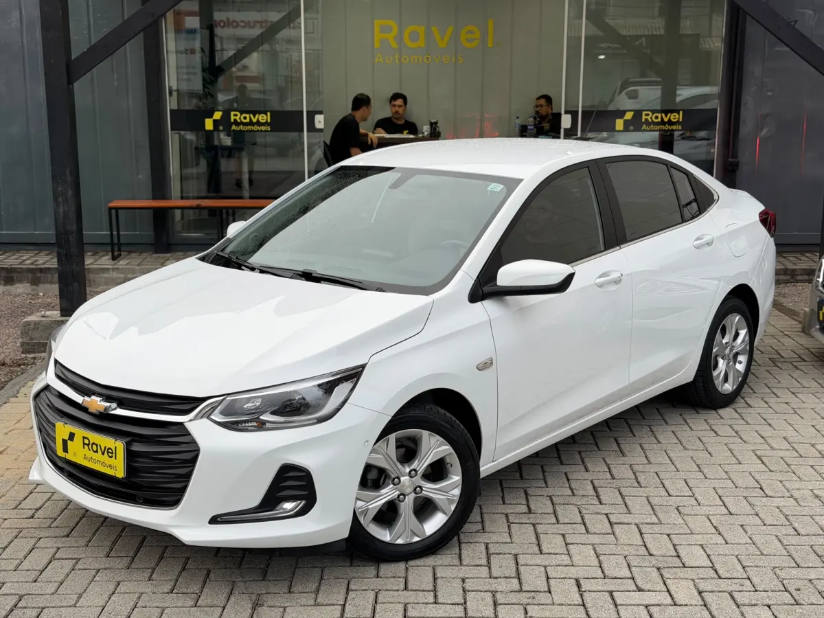 Chevrolet Onix 2020 branco no pátio da Ravel